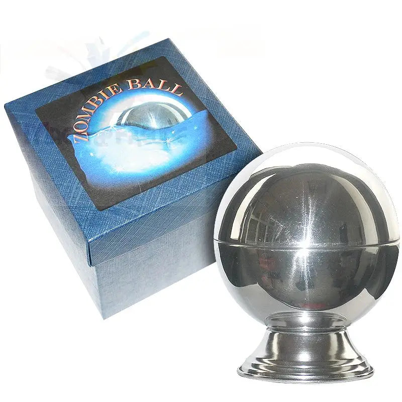 Eine reflektierende Metallkugel mit durchsichtigem Deckel und einem Ständer, verpackt in einer dekorativen Schachtel.