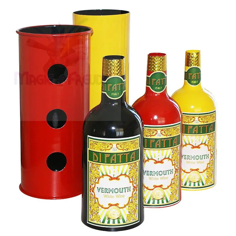 Drei Flaschen ’Di Fatta’ Wermut (schwarz, rot und gelb) und zwei zylindrische Behälter (rot und gelb).